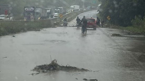 Chuvas interditam trecho da BR-101 em Caaporã após água invadir pista; motoristas enfrentam congestionamento