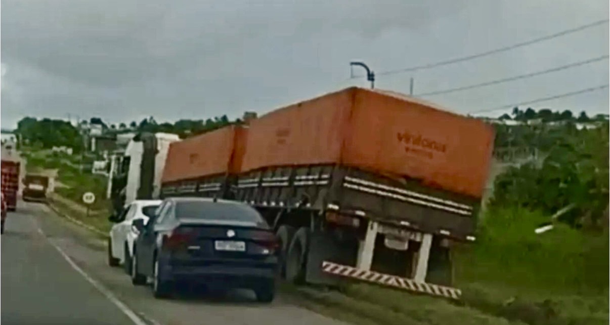 Caminhão desgovernado provoca acidente com nove veículos na BR-230 e deixa trânsito congestionado