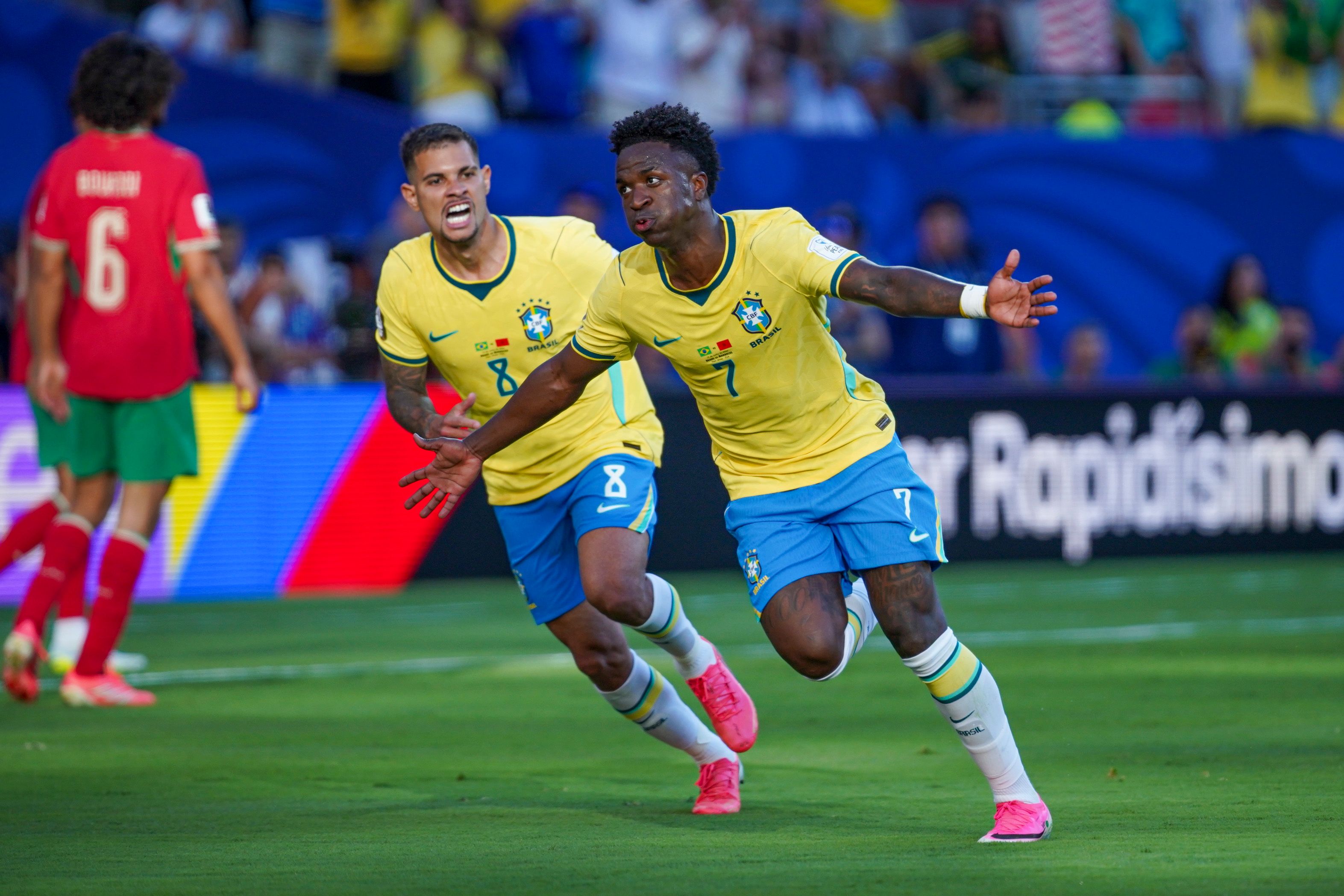 Vinícius Jr. supera Ronaldinho e Romário em participações em gols pelo Brasil nas Copas