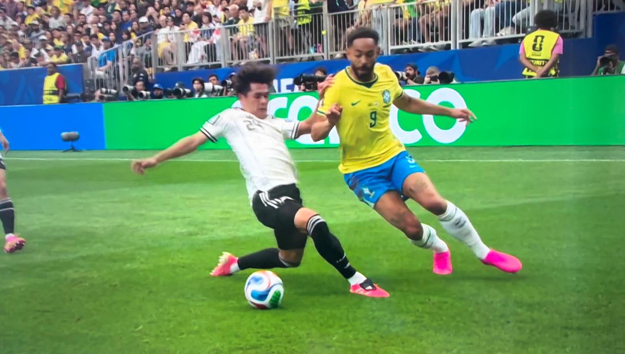 Martinelli decide nos acréscimos e Brasil avança às oitavas de final