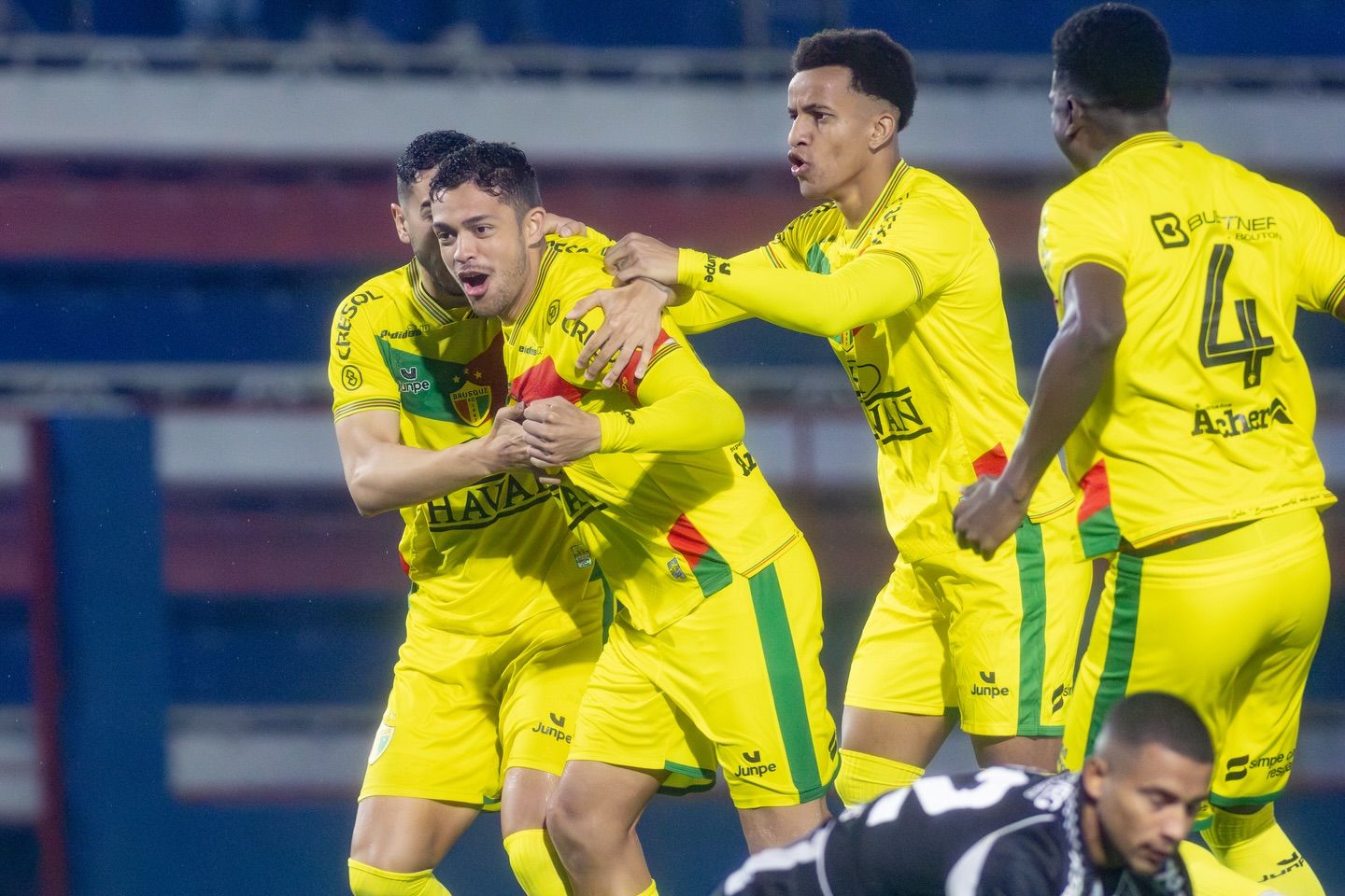 Brusque derrota o Figueirense e assume primeiro lugar da Série C do Brasileiro